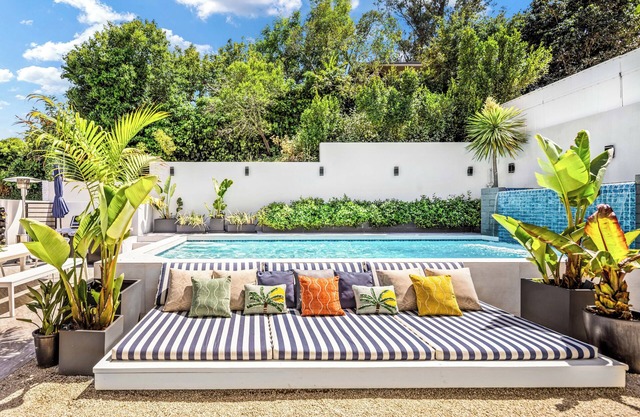 Beautiful Hollywood Hills Villa-Heat Pool, Hollywood Sign Views, Iconic Location