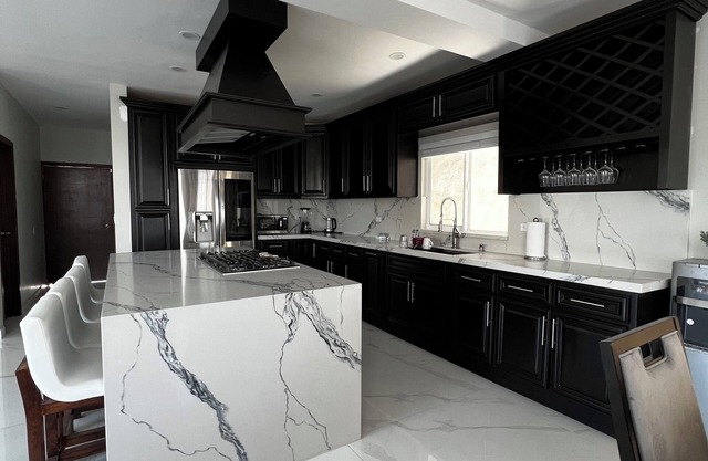 Beautiful home 5 min away from papas & beer. W/King size beds