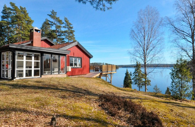 Beautiful home in årjäng with lake view