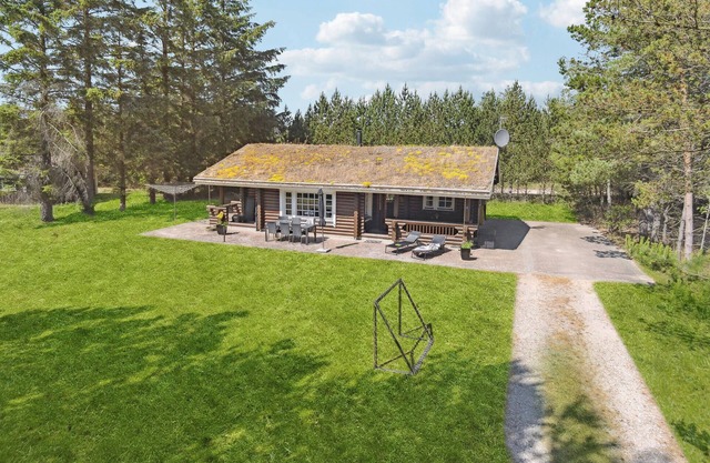 Beautiful home in Blokhus with WiFi