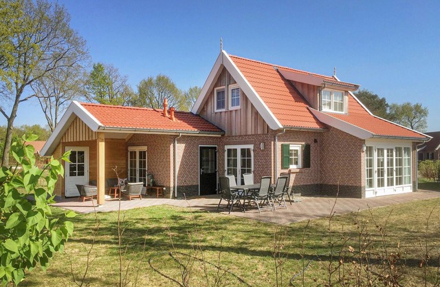 Beautiful home in Hoge Hexel with WiFi