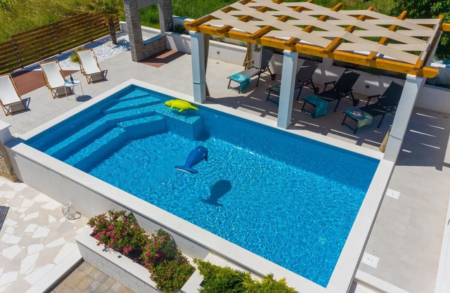 Beautiful home in Svib