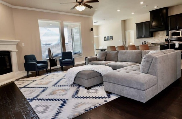 Beautiful home next to PGA, guest suite,close beach, right next to frisco