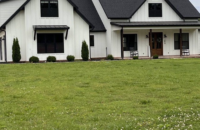 Beautiful Home on 2 acres w/ Salt Water Pool - 5 min from the White River!