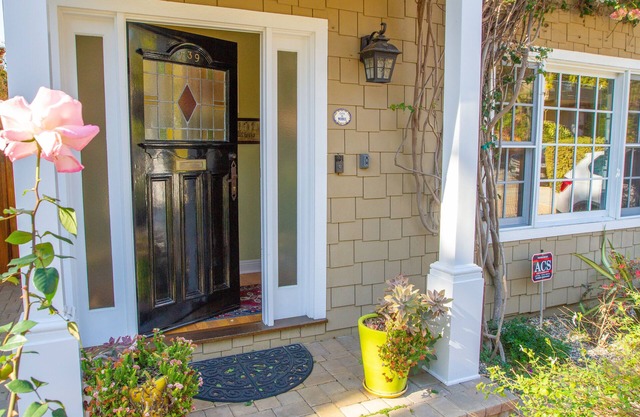 Beautiful home and garden, walk to village, beach and trails