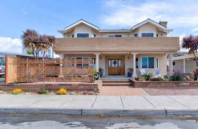 Beautiful home with a view of the Rock - fits the family!