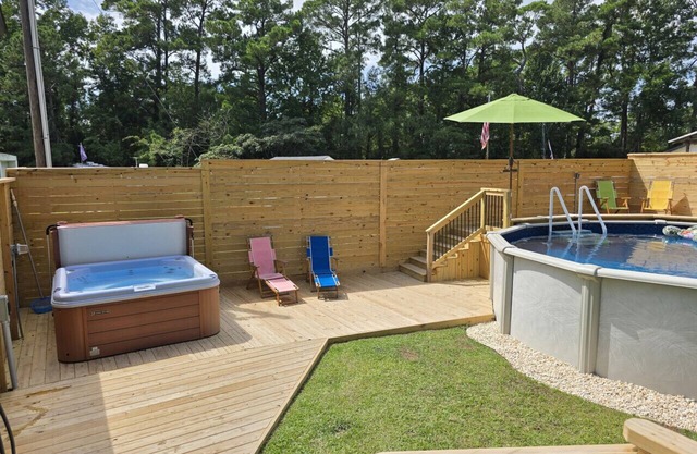 Beautiful home with a private Hottub and Pool, only three miles from Emerald Isle Beach