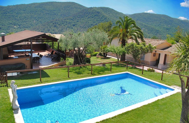 Beautiful home with mountain views, big private pool, 2 km. from Banyoles lake