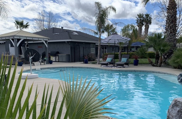 Beautiful Home with POOL - 10 min to downtown!