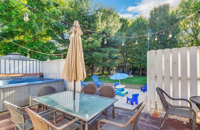 Beautiful Home With Private Hot Tub Close To Everything 4 Bedroom Residence by Redawning