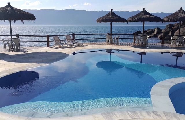 BEAUTIFUL HOUSE IN CONDOMINIUM CLOSED AND SEA VIEW