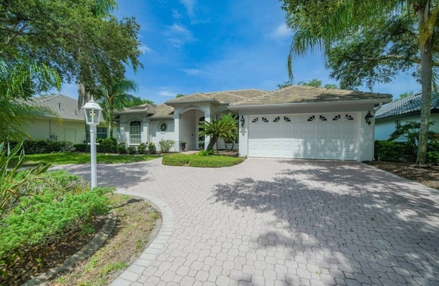 Beautiful house in a gated golf community. Pool with Lanai. Close to beaches.