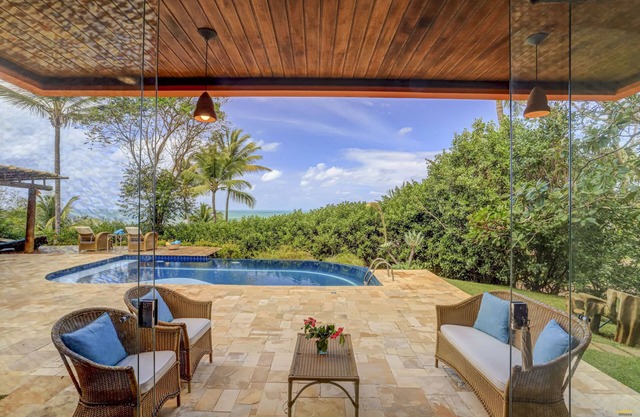 Beautiful house with pool and walking access to Prainha