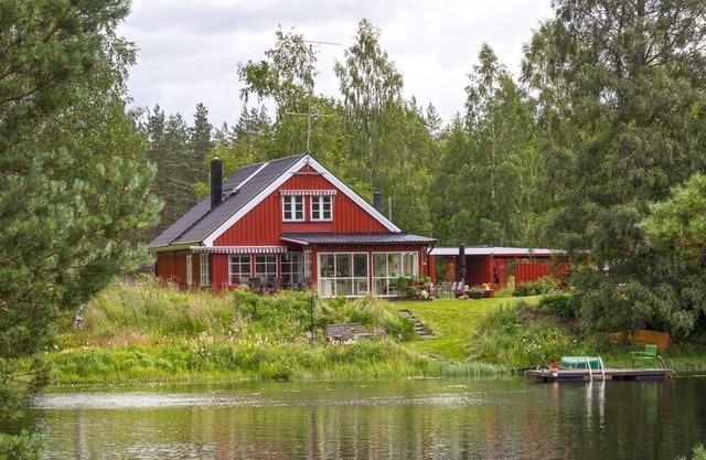 Beautiful House with Sauna on Lake
