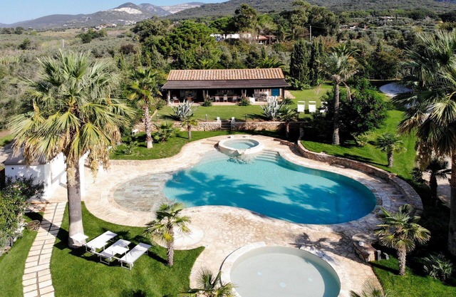 Beautiful private villa with hot tub, A/C, private pool, WIFI, TV, patio and pets allowed