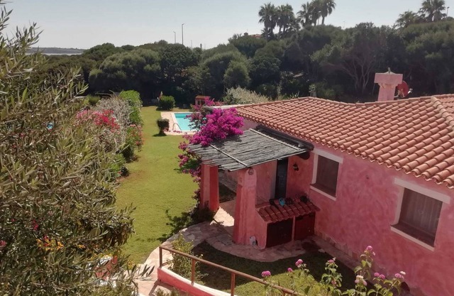 Beautiful villa with private pool - close to beaches.