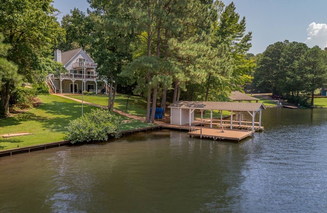 Beautiful Lake Front in Quiet Cove, Convenient to Boat Ramp, Dining & Shopping