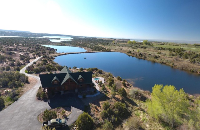 Beautiful Lake-side 5 Bedroom Lodge