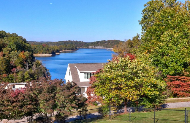 Beautiful Lake Views And Close To Everything Northwest Arkansas Has To Offer