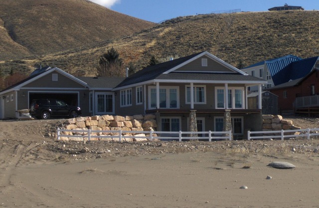 Beautiful Lakefront Home!