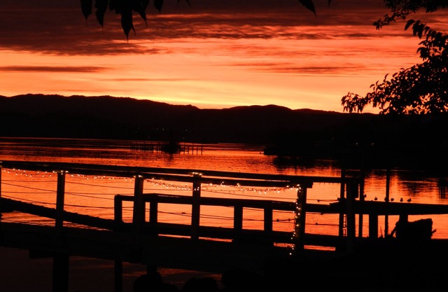 Beautiful Lakefront Home SUN-THUR AUGUST 10% off nightly rate for 4 night stays