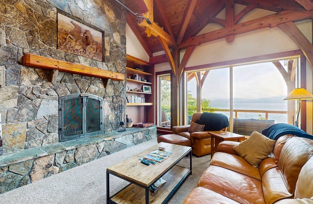 Beautiful lakefront lodge w/views, private beach access, & large deck
