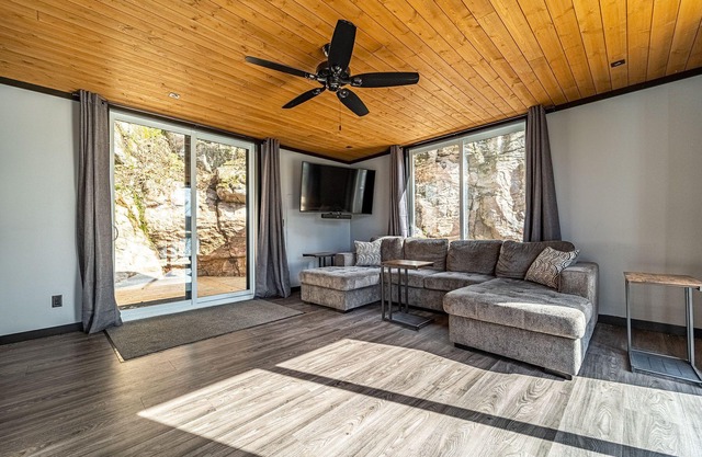 Beautiful Modern Bunkie on Boshkung Lake