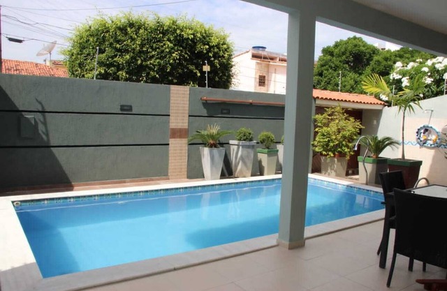 Beautiful mansion with swimming pool, barbecue, garage, suite and whirlpool.