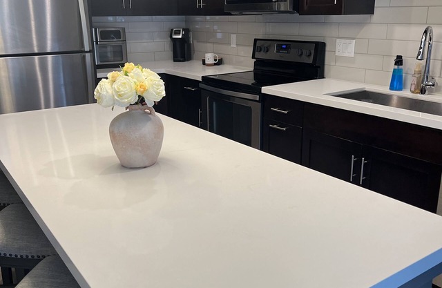Beautiful one bedroom condo with impressive amenities!