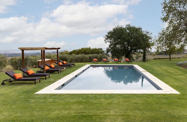 Beautiful private villa with hot tub, WIFI, private pool, A/C, TV and patio, close to Montepulci.