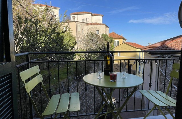 Beautiful private villa for 4 guests with WIFI, TV, balcony and pets allowed