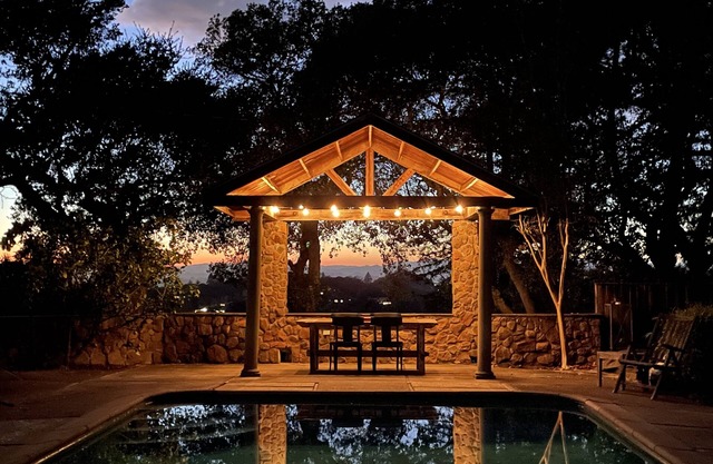 Beautiful Private Ridgetop Retreat w/Panoramic Views, Giant Pool, Sunsets