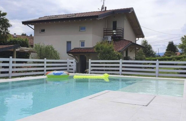 Beautiful private villa for 8 guests with WIFI, hot tub, A/C, private pool, TV, patio and parking