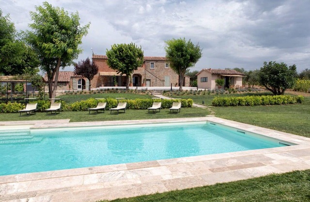 Beautiful private villa for 10 people with private pool, WIFI, A/C and TV, close to Cortona