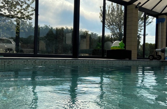 Beautiful property 1h from Paris with heated indoor pool