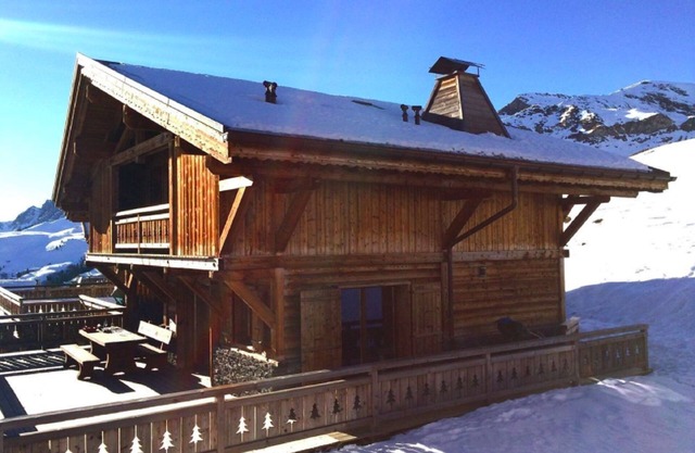 Beautiful recent chalet, very comfortable, ski IN & OUT with exceptional views