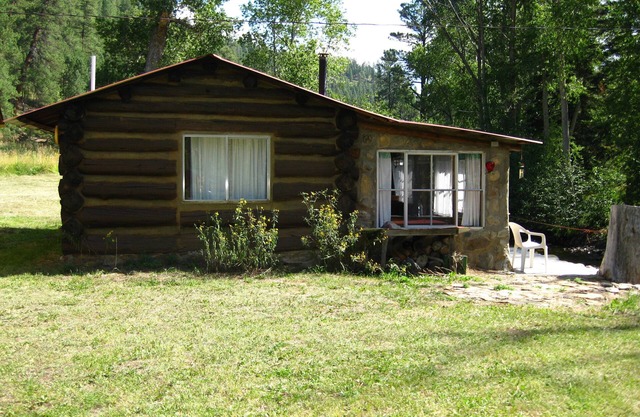 Beautiful Rustic Cabin Right on the Pecos River.