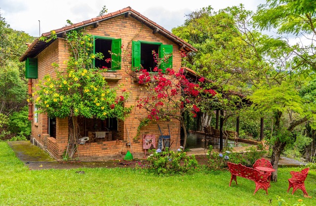 Beautiful Rustic House with 8 Private Waterfalls