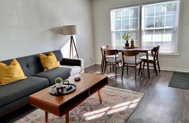 Beautiful self contained apartment downtown Lake Bluff