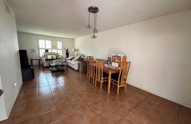 Beautiful, spacious, 2-bdrm townhouse w/pool. Ideal Westside w/nature & shops