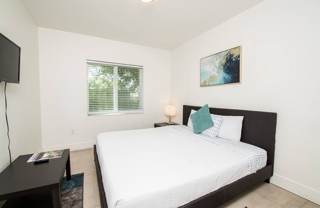 Beautiful Spacious 2/1 Apt with Parking/Wifi/Laundry in the Heart of Hollywood!
