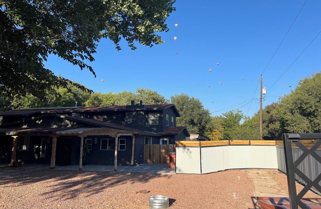 Beautiful Spacious 4-bedroom home in Corrales with WiFi, AC and gourmet kitchen.