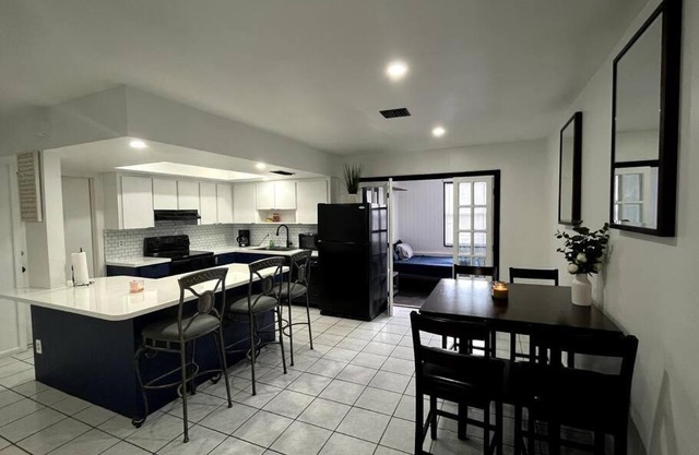 Beautiful spacious 4Bd 2Ba w/ large pool/backyard