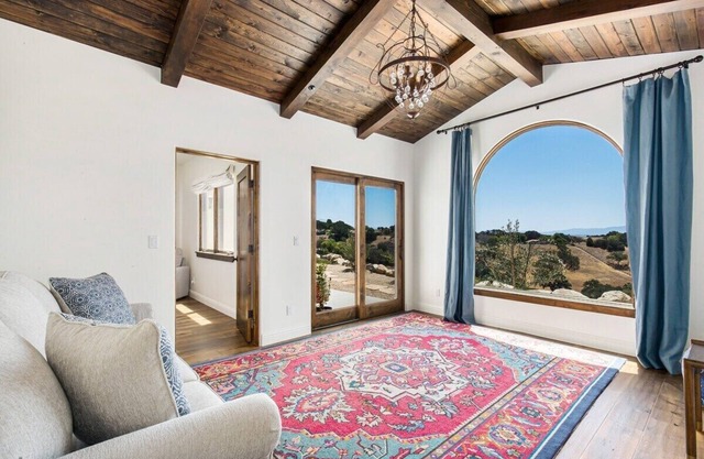 Beautiful, Spacious Hilltop Villa in Wine Country