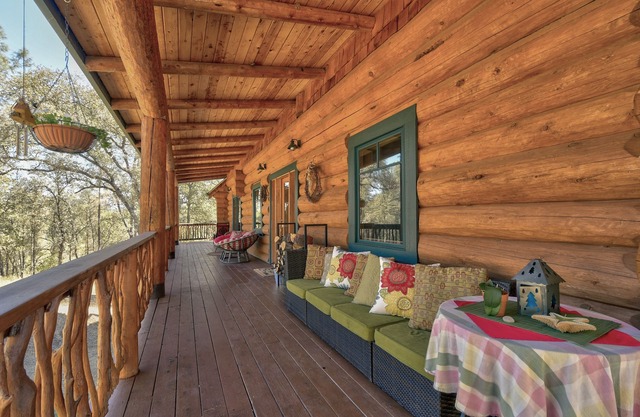Beautiful spacious luxury Log Home on 6 acres with 30 foot ceilings and Creek