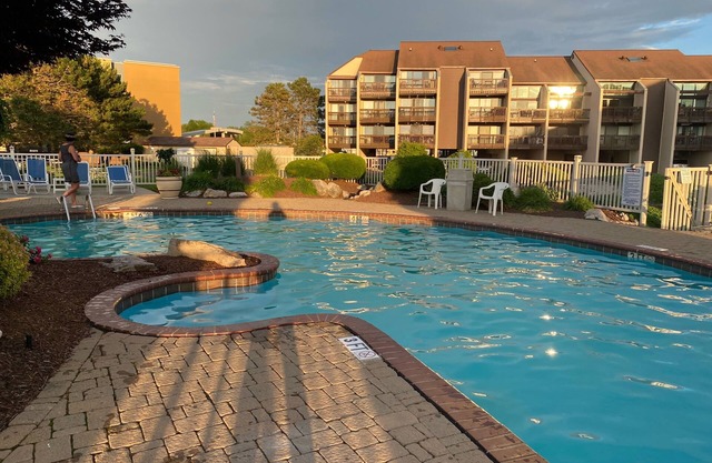 Beautiful sunset lakefront with hot tub,pool, tennis-pickleball and bball court