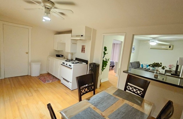 Beautiful Trendy Private Cottage in W. Hollywood location