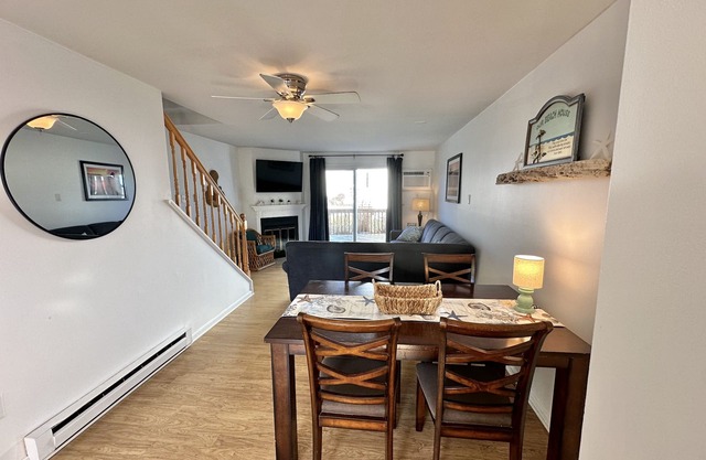 Beautiful updated condo w modern decor, overlooking Fenwick lighthouse from deck