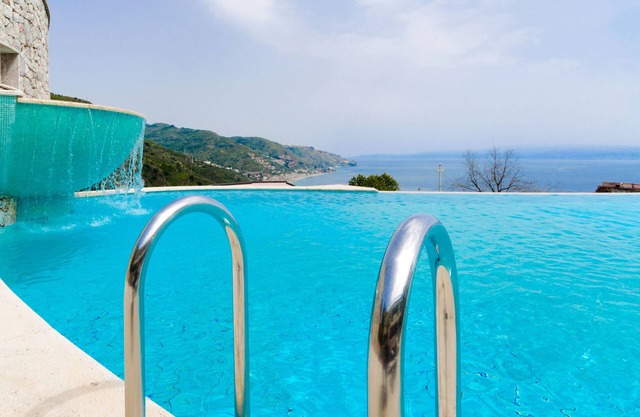 Beautiful View, Pool ,two steps from city center !