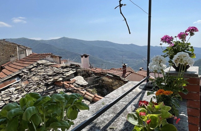 Beautiful villa for 6 guests with WIFI, A/C, TV and patio